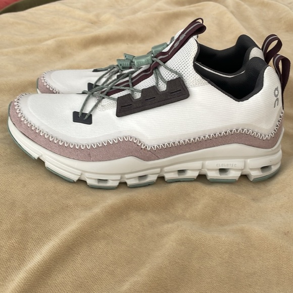 On Cloud Away Brand New Without Box - Picture 5 of 7